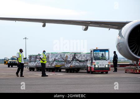 Entebbe, Uganda. September 2021. Am 6. September 2021 trifft ein Stapel der Impfstoffe von Moderna COVID-19 auf dem Entebbe International Airport in Entebbe, Uganda, ein. Uganda erhielt am Montag über die COVAX-Anlage 647,080 Dosen des Impfstoffs Moderna, was laut Angaben des Landes die Impfkampagne gegen COVID-19 verstärken wird. Quelle: Hascharah Nalwadda/Xinhua/Alamy Live News Stockfoto