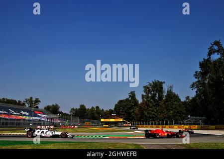 Sebastian Vettel (GER) Ferrari SF1000 führt Pierre Gasly (FRA) AlphaTauri AT01 an. 05.09.2020. Formel 1 Weltmeisterschaft, Rd 8, Großer Preis Von Italien, Monza, Italien, Qualifizierender Tag. Bildnachweis sollte lauten: XPB/Press Association Images. Stockfoto