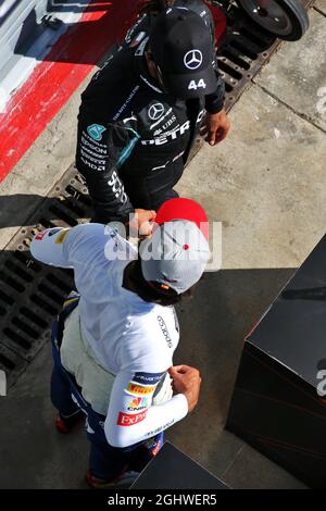 Carlos Sainz Jr (ESP) McLaren und Lewis Hamilton (GBR) Mercedes AMG F1 im Qualifying Parc Ferme. 05.09.2020. Formel 1 Weltmeisterschaft, Rd 8, Großer Preis Von Italien, Monza, Italien, Qualifizierender Tag. Bildnachweis sollte lauten: XPB/Press Association Images. Stockfoto