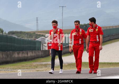 Charles Leclerc (MON) Ferrari geht mit dem Team auf der Rennstrecke. 10.09.2020. Formel 1 Weltmeisterschaft, Rd 9, Großer Preis Der Toskana, Mugello, Italien, Tag Der Vorbereitung. Bildnachweis sollte lauten: XPB/Press Association Images. Stockfoto