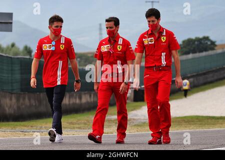 Charles Leclerc (MON) Ferrari geht mit dem Team auf der Rennstrecke. 10.09.2020. Formel 1 Weltmeisterschaft, Rd 9, Großer Preis Der Toskana, Mugello, Italien, Tag Der Vorbereitung. Bildnachweis sollte lauten: XPB/Press Association Images. Stockfoto