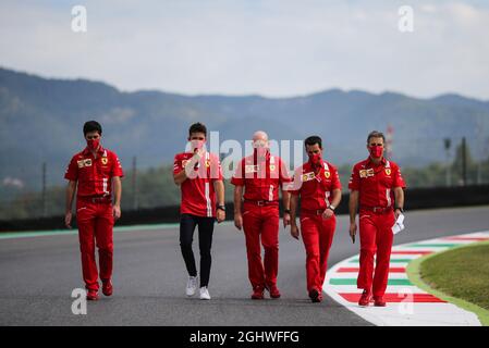 Charles Leclerc (MON) Ferrari geht mit dem Team auf der Rennstrecke. 10.09.2020. Formel 1 Weltmeisterschaft, Rd 9, Großer Preis Der Toskana, Mugello, Italien, Tag Der Vorbereitung. Bildnachweis sollte lauten: XPB/Press Association Images. Stockfoto