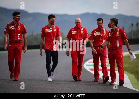 Charles Leclerc (MON) Ferrari geht mit dem Team auf der Rennstrecke. 10.09.2020. Formel 1 Weltmeisterschaft, Rd 9, Großer Preis Der Toskana, Mugello, Italien, Tag Der Vorbereitung. Bildnachweis sollte lauten: XPB/Press Association Images. Stockfoto