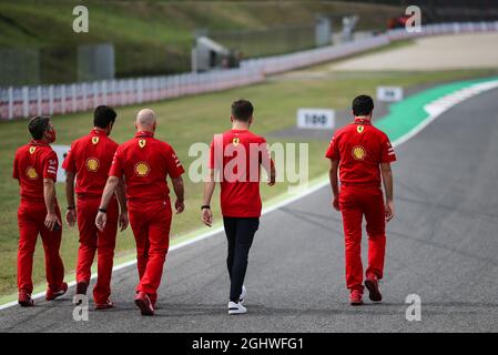 Charles Leclerc (MON) Ferrari geht mit dem Team auf der Rennstrecke. 10.09.2020. Formel 1 Weltmeisterschaft, Rd 9, Großer Preis Der Toskana, Mugello, Italien, Tag Der Vorbereitung. Bildnachweis sollte lauten: XPB/Press Association Images. Stockfoto