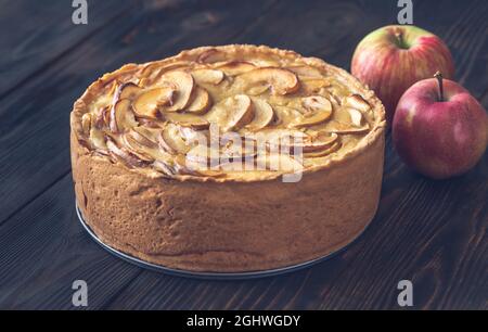 Kuchen gefüllt mit in Scheiben geschnittenen Äpfeln und Frischkäse Stockfoto