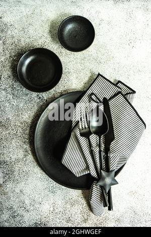 Ansicht von oben auf eine minimalistische schwarz-weiße Tischeinstellung Stockfoto
