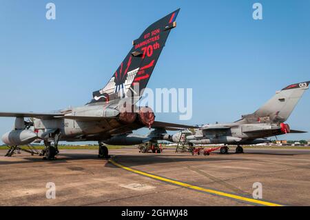 Royal Air Force Tornado GR4 der aktuellen 617 Dambusters-Staffel der RAF mit besonderen Kunstwerken am Heck zum Gedenken an den Angriff in Lancaster aus dem Krieg Stockfoto