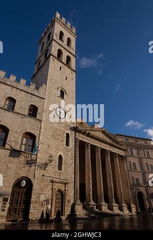 Assisi, Perugia, Umbrien, Kirche Santa Maria sopra Minerva. Blick auf die Fassade. Stockfoto