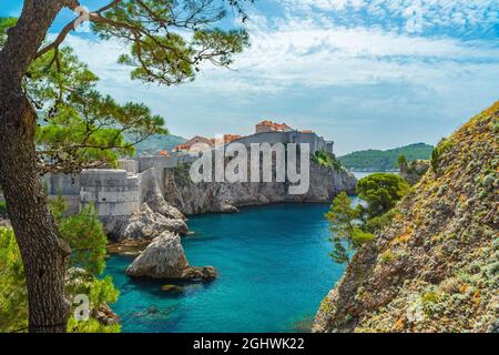 Sehen Sie die Altstadt von Dubrovnik mit Stadtmauern, Fort Bokar und dem blauen Wasser der Adria. Berühmtes europäisches Reiseziel in Kroatien, Europa Stockfoto