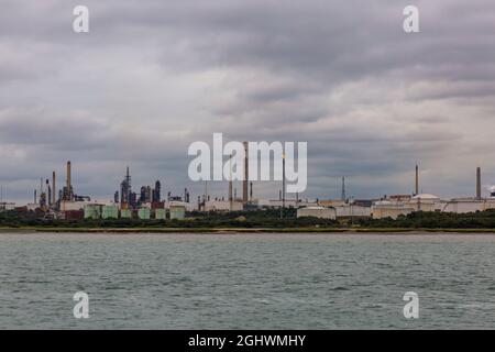 Fawley-Ölraffinerie, die größte Ölraffinerie im Vereinigten Königreich, am Southampton Water, Hampshire, Großbritannien, vom Meer aus - im Besitz von Esso Petroleum Company Limited Stockfoto