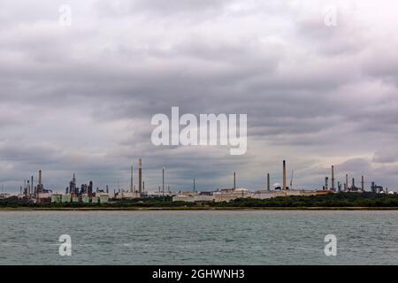 Fawley-Ölraffinerie, die größte Ölraffinerie im Vereinigten Königreich, am Southampton Water, Hampshire, Großbritannien, vom Meer aus - im Besitz von Esso Petroleum Company Limited Stockfoto