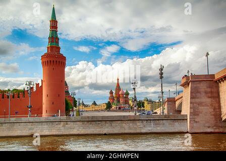 Skyline der Stadt mit dem Roten Platz und der Basilius-Kathedrale, Moskau, Russland Stockfoto