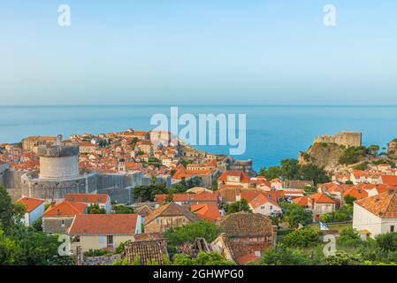 Luftaufnahme der Altstadt von Dubrovnik, Kroatien mit Dächern, Stadtmauern, Fort Lovrijenac und Adria. Urlaubsziel im Sommer in Europa Stockfoto