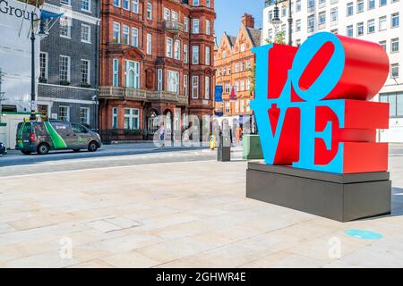 LONDON - 07. SEPTEMBER 2021: Auf dem Bürgersteig am Berkeley Square, einem High-End-Viertel mit Geschäften und Geschäften im Westen Londons, steht der Schriftzug „Love“ Stockfoto