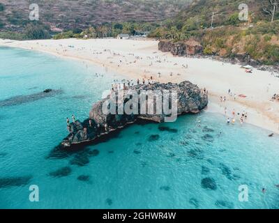 Menschen auf Jump Rock, Waimea Bay, Oahu, Hawaii, USA Stockfoto