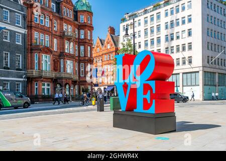 LONDON - 07. SEPTEMBER 2021: Auf dem Bürgersteig am Berkeley Square, einem High-End-Viertel mit Geschäften und Geschäften im Westen Londons, steht der Schriftzug „Love“ Stockfoto