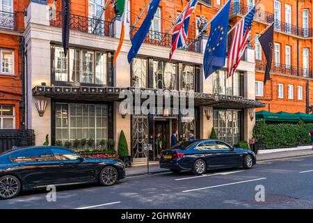 LONDON - 07. SEPTEMBER 2021: Das luxuriöse 5-Sterne-Hotel Claridge's im Londoner Mayfair wurde 1812 als Mivart's Hotel gegründet. Es hat langjährige conne Stockfoto