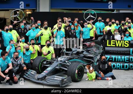 Rennsieger und Weltmeister feiern mit dem Team. 15.11.2020. Formel 1 Weltmeisterschaft, Rd 14, Großer Preis Der Türkei, Istanbul, Türkei, Wettkampftag. Bildnachweis sollte lauten: XPB/Press Association Images. Stockfoto