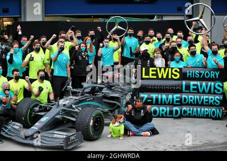 Rennsieger und Weltmeister feiern mit dem Team. 15.11.2020. Formel 1 Weltmeisterschaft, Rd 14, Großer Preis Der Türkei, Istanbul, Türkei, Wettkampftag. Bildnachweis sollte lauten: XPB/Press Association Images. Stockfoto