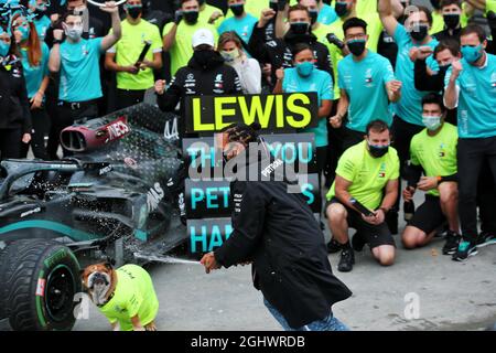 Rennsieger und Weltmeister feiern mit dem Team. 15.11.2020. Formel 1 Weltmeisterschaft, Rd 14, Großer Preis Der Türkei, Istanbul, Türkei, Wettkampftag. Bildnachweis sollte lauten: XPB/Press Association Images. Stockfoto