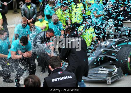 Rennsieger und Weltmeister feiern mit dem Team. 15.11.2020. Formel 1 Weltmeisterschaft, Rd 14, Großer Preis Der Türkei, Istanbul, Türkei, Wettkampftag. Bildnachweis sollte lauten: XPB/Press Association Images. Stockfoto