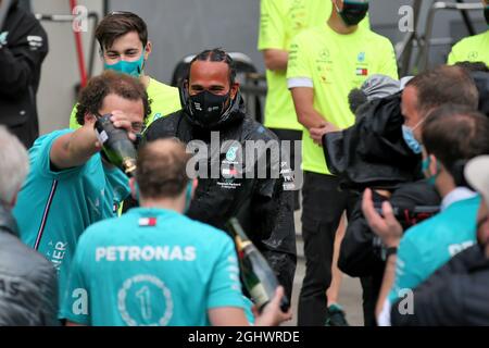 Rennsieger und Weltmeister feiern mit dem Team. 15.11.2020. Formel 1 Weltmeisterschaft, Rd 14, Großer Preis Der Türkei, Istanbul, Türkei, Wettkampftag. Bildnachweis sollte lauten: XPB/Press Association Images. Stockfoto