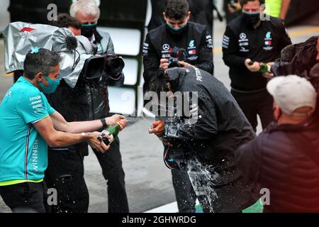 Rennsieger und Weltmeister feiern mit dem Team. 15.11.2020. Formel 1 Weltmeisterschaft, Rd 14, Großer Preis Der Türkei, Istanbul, Türkei, Wettkampftag. Bildnachweis sollte lauten: XPB/Press Association Images. Stockfoto