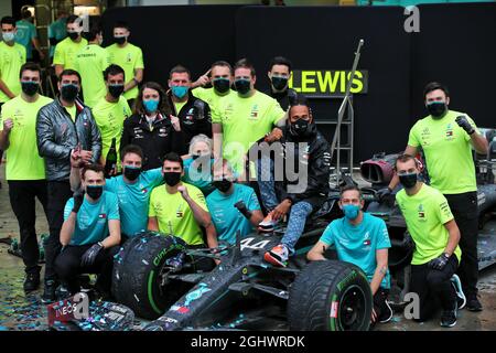 Rennsieger und Weltmeister feiern mit dem Team. 15.11.2020. Formel 1 Weltmeisterschaft, Rd 14, Großer Preis Der Türkei, Istanbul, Türkei, Wettkampftag. Bildnachweis sollte lauten: XPB/Press Association Images. Stockfoto