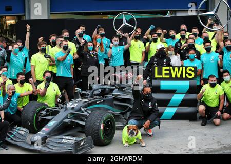 Rennsieger und Weltmeister feiern mit dem Team. 15.11.2020. Formel 1 Weltmeisterschaft, Rd 14, Großer Preis Der Türkei, Istanbul, Türkei, Wettkampftag. Bildnachweis sollte lauten: XPB/Press Association Images. Stockfoto