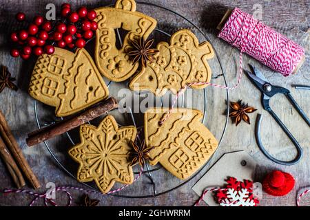 Ansicht von oben auf einem Kühlregal mit weihnachtlichen Lebkuchendekorationen Stockfoto