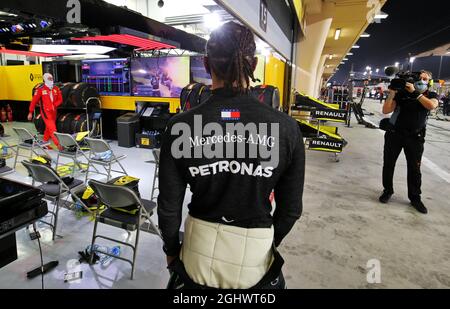 Lewis Hamilton (GBR) Mercedes AMG F1 in der Box, während das Rennen gestoppt wird, sieht sich eine Wiederholung des Crashs an, den das Romain Grosjean (FRA) Haas F1 Team zu Beginn des Rennens erlitten hat. 29.11.2020. Formel-1-Weltmeisterschaft, Rd 15, Großer Preis Von Bahrain, Sakhir, Bahrain, Wettkampftag. Bildnachweis sollte lauten: XPB/Press Association Images. Stockfoto