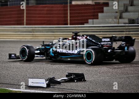 George Russell (GBR) Mercedes AMG F1 W11 passiert den Frontflügel von Jack Aitken (GBR) / (Kor) Williams Racing FW43. 06.12.2020. Formel-1-Weltmeisterschaft, Rd 16, Sakhir Grand Prix, Sakhir, Bahrain, Wettkampftag. Bildnachweis sollte lauten: XPB/Press Association Images. Stockfoto