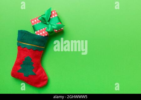 santa rote Socke Draufsicht auf dem farbigen Hintergrund mit leerem Raum. Weihnachten Hintergrund. Stockfoto