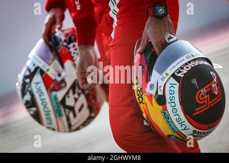 Der Helm von Carlos Sainz Jr (ESP) Ferrari. 12.03.2021. Formel-1-Tests, Sakhir, Bahrain, Erster Tag. Bildnachweis sollte lauten: XPB/Press Association Images. Stockfoto