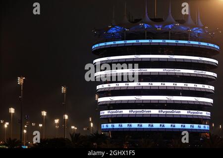 Circuit Atmosphere - beleuchtetes Gebäude. 25.03.2021. Formel-1-Weltmeisterschaft, Rd 1, Großer Preis Von Bahrain, Sakhir, Bahrain, Tag Der Vorbereitung. Bildnachweis sollte lauten: XPB/Press Association Images. Stockfoto