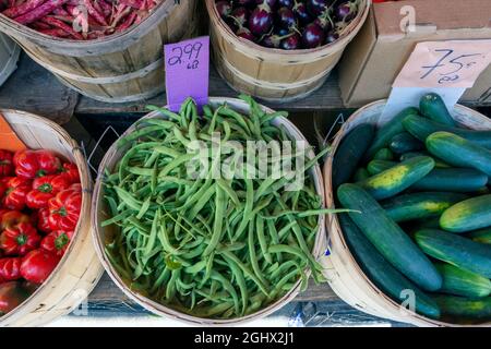 Frische Ernte von mediterranem Diät-Gemüse auf dem Markt gesehen. Stockfoto