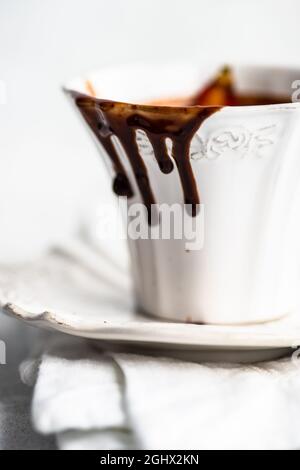 Leere Tasse heiße Chilischokolade Stockfoto