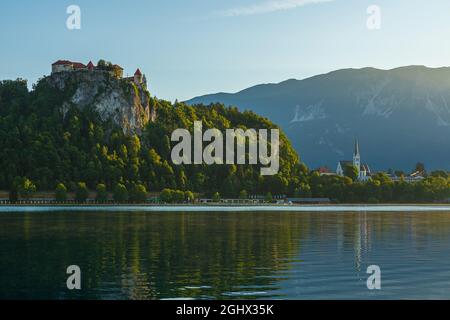 Schöner Blick auf die Burg Bled oder Blejski Grad mit Kirche auf dem Bleder See, Slowenien bei Sonnenaufgang. Reiseziel Stockfoto