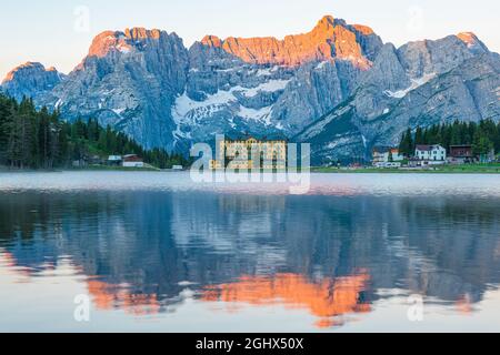 Sonnenaufgang am Misurina See in den Dolomiten Berge in Italien bei Auronzo di Cadore mit dem Sorapiss Berg im Hintergrund. Südtirol, Dolomiten Stockfoto