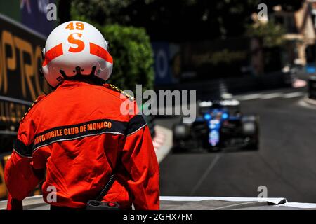 Ein Marschall beobachtet Fernando Alonso (ESP) Alpine F1 Team A521. 20.05.2021. Formel-1-Weltmeisterschaft, Rd 5, Großer Preis Von Monaco, Monte Carlo, Monaco, Übungstag. Bildnachweis sollte lauten: XPB/Press Association Images. Stockfoto