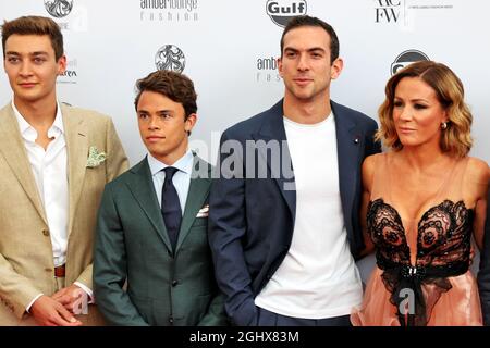 (L bis R): George Russell (GBR) Williams Racing; Nyck de Vries (NLD) Mercedes AMG F1 Reserve Driver; Nichola Latifi (CDN) Williams Racing; und Natalie Pinkham (GBR) Sky Sports Presenter, bei der Amber Lounge Fashion Show. 21.05.2021. Formel-1-Weltmeisterschaft, Rd 5, Großer Preis Von Monaco, Monte Carlo, Monaco, Freitag. Bildnachweis sollte lauten: XPB/Press Association Images. Stockfoto