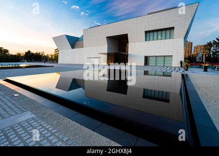 Das Aga Khan Museum in Toronto, Ontario, Kanada, teilt sich seinen wunderschönen Landschaftspark mit dem nahe gelegenen Ismaili Centre. Stockfoto