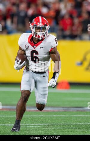 4. September 2021: Georgia Bulldogs laufen zurück Kenny McIntosh (6) ist im dritten Quartal des Duke's Mayo Classic 2021 im Bank of America Stadium in Charlotte, NC, zum ersten Mal im Rennen. (Scott Kinser/Cal Sport Media) Stockfoto