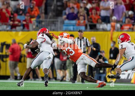 4. September 2021: Georgia Bulldogs läuft zurück James Cook (4) wird im dritten Quartal des Duke's Mayo Classic 2021 im Bank of America Stadium in Charlotte, NC, von Clemson Tigers-Eckpfeiler Andrew Booth Jr. (23) angegangen. (Scott Kinser/Cal Sport Media) Stockfoto