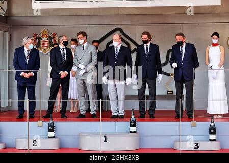 HSH Prinz Albert von Monaco (MON) auf dem Podium mit Würdenträgern. 23.05.2021. Formel-1-Weltmeisterschaft, Rd 5, Großer Preis Von Monaco, Monte Carlo, Monaco, Wettkampftag. Bildnachweis sollte lauten: XPB/Press Association Images. Stockfoto