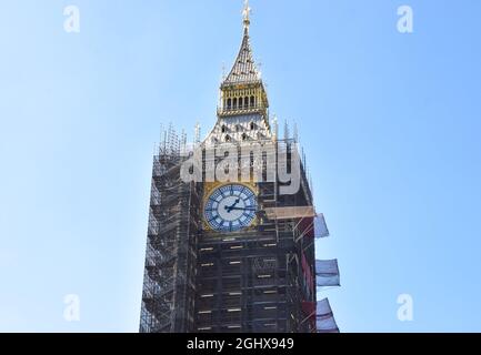 London, Großbritannien. September 2021. Das Zifferblatt von Big Ben wurde enthüllt, während die Renovierungsarbeiten fortgesetzt werden. Stockfoto