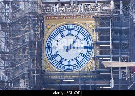 London, Großbritannien. September 2021. Das Zifferblatt von Big Ben wurde enthüllt, während die Renovierungsarbeiten fortgesetzt werden. Stockfoto