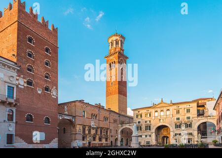 Piazza dei Signori in der Altstadt von Verona mit dem Lamberti-Turm. Touristenziel in Venetien Region von Italien Stockfoto