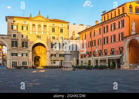 Piazza dei Signori in der Altstadt von Verona mit Dante-Statue. Touristenziel in Venetien Region von Italien Stockfoto