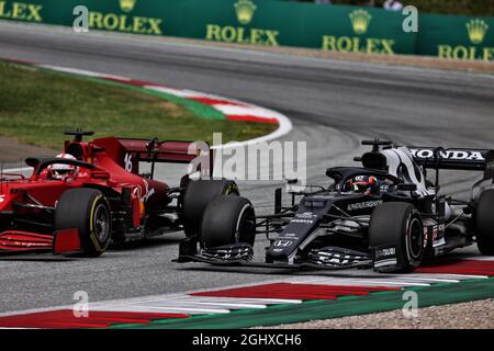 Charles Leclerc (MON) Ferrari SF-21 und Yuki Tsunoda (JPN) AlphaTauri AT02 kämpfen um Position. 27.06.2021. Formel 1 Weltmeisterschaft, Rd 8, Steiermark Grand Prix, Spielberg, Österreich, Wettkampftag. Bildnachweis sollte lauten: XPB/Press Association Images. Stockfoto